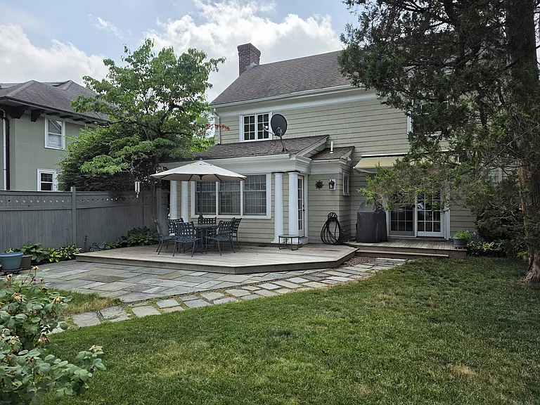 11 Alden Ave — Photo 3