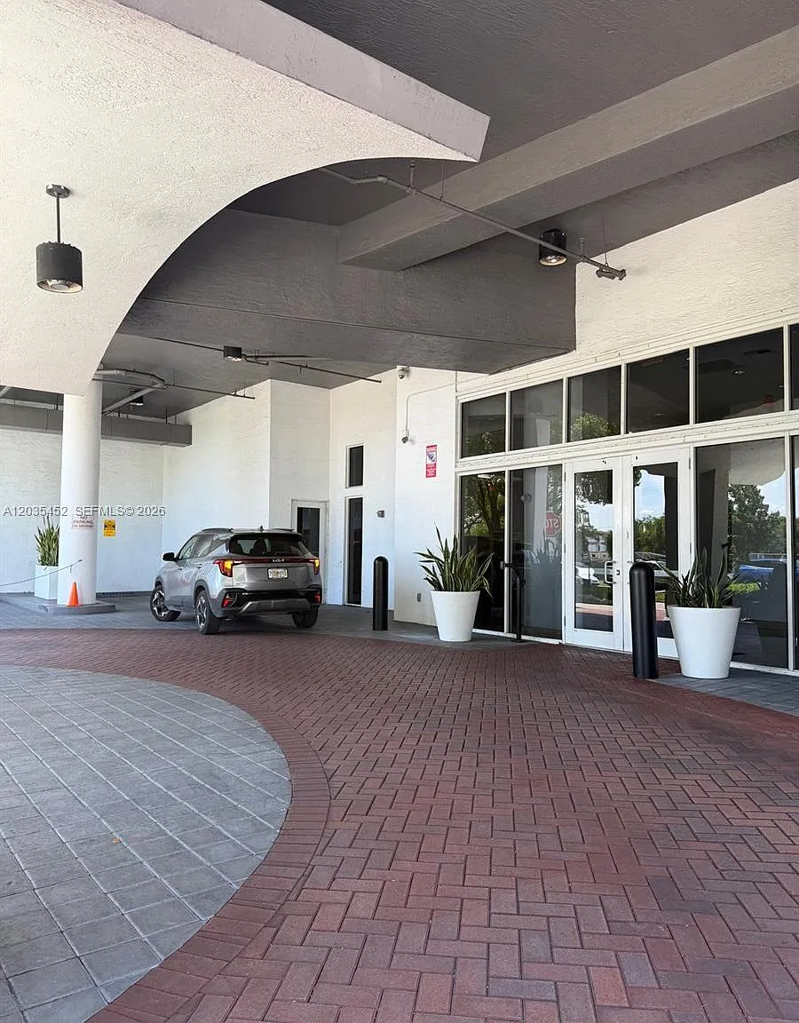 Altos De Miami Condo — Photo 3