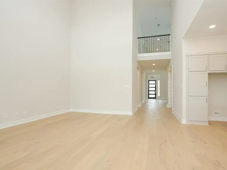 8018 Hingham Ln — Photo 11