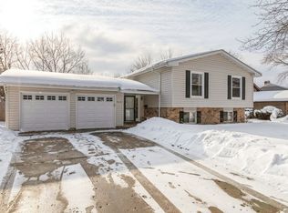 939 Abbington Dr, Crystal Lake, IL 60014