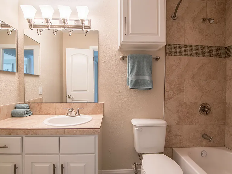 Los Prados Apartment Homes — Photo 27