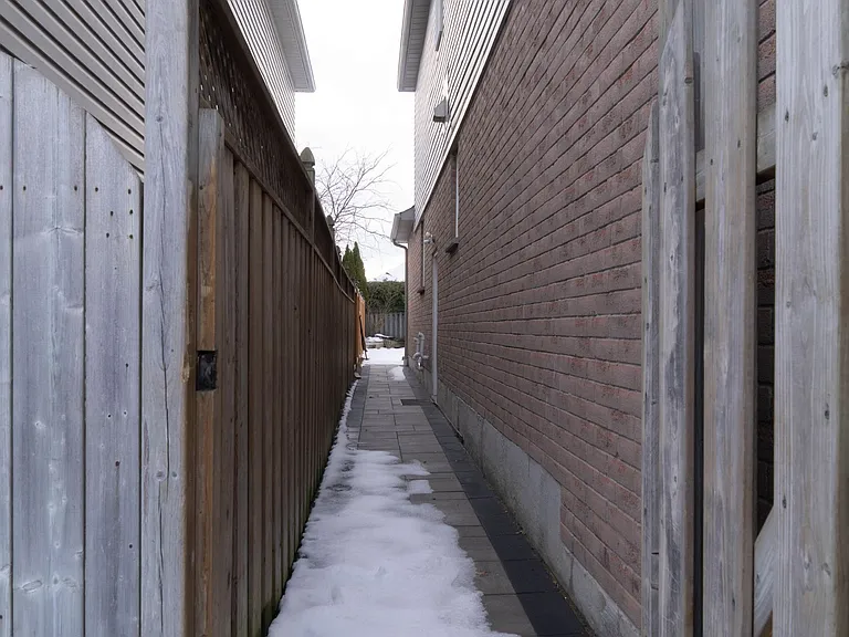 72 Sandford Cres #BASEMENT — Photo 20