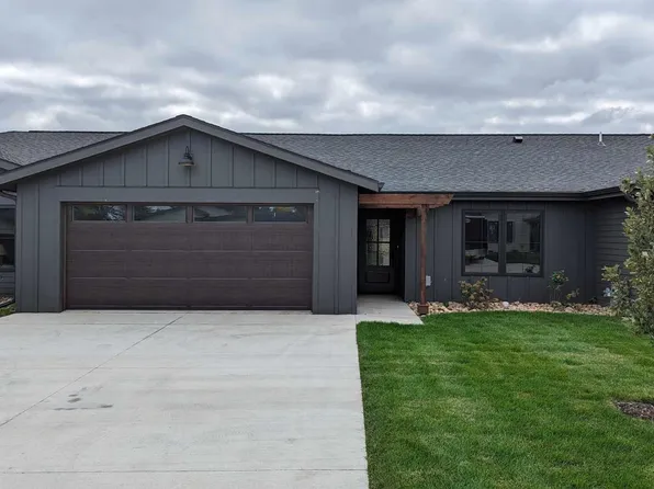 3904 Dorothys Ln, Spirit Lake, IA 51360