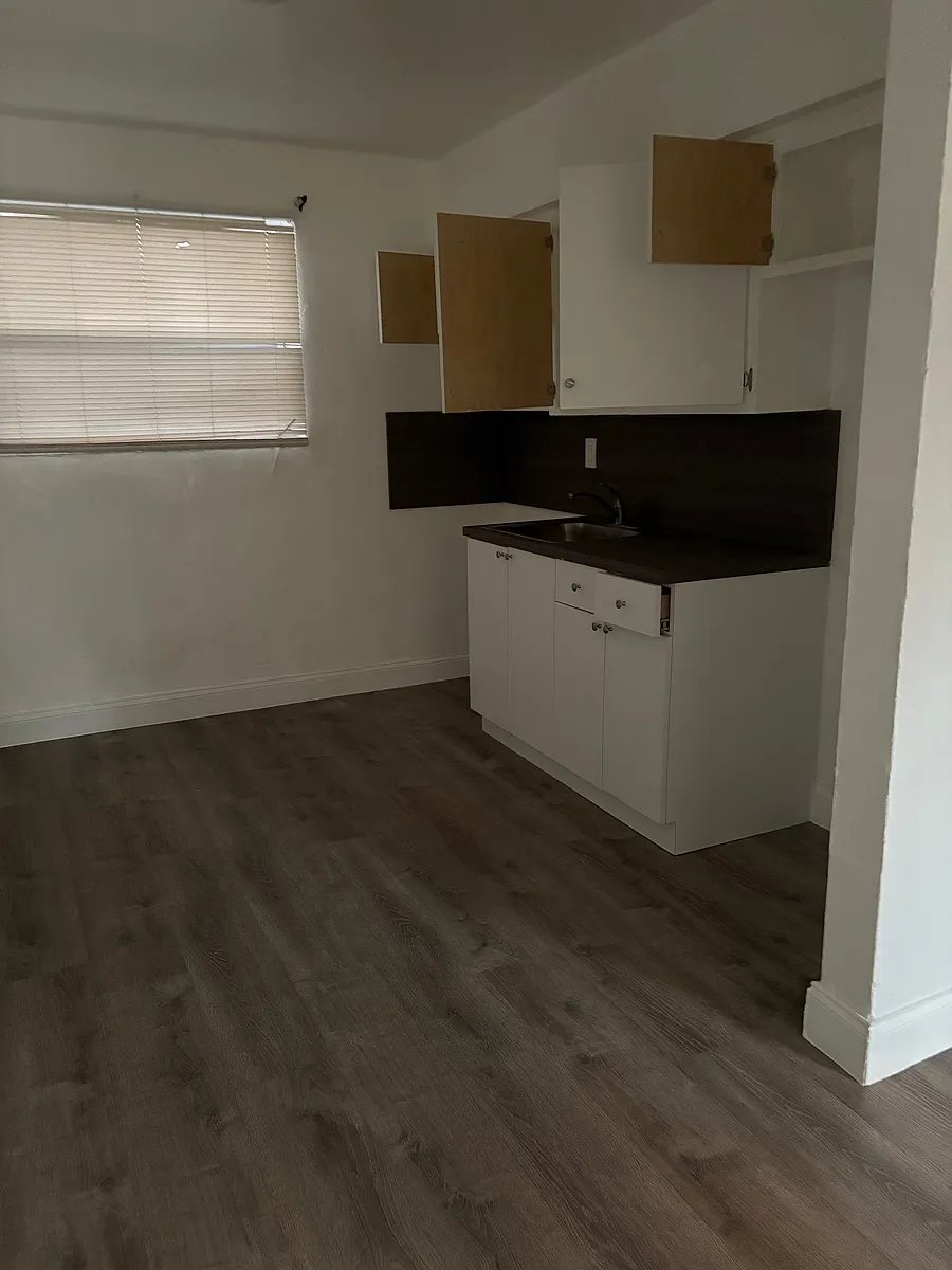 Building Photo - 6507 NW 6th Ave #2