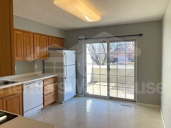 4th image of 15645 25th Pl N Unit E