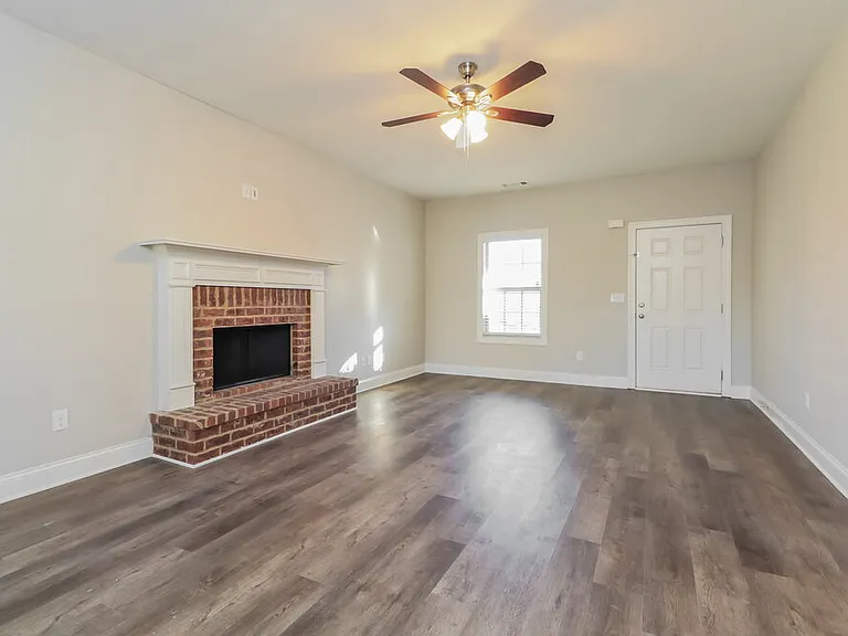 450 Louise Way — Photo 6