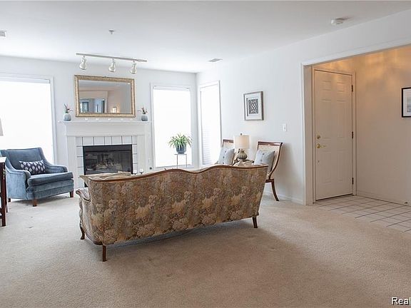 4th image of 28297 Carlton Way Dr