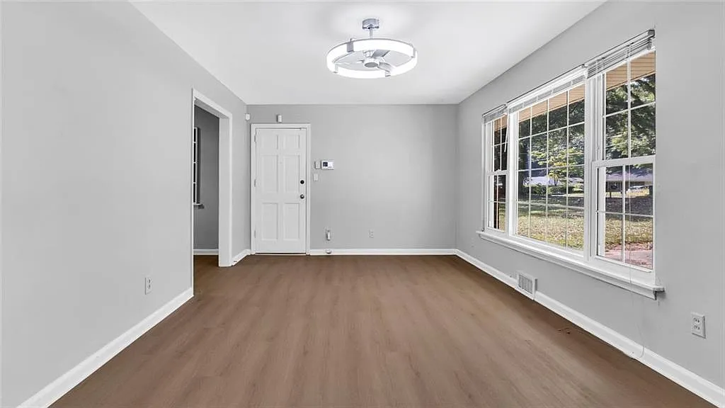 3 bed, 1.0 bath, 1200 sqft, $2,300 — Photo 2