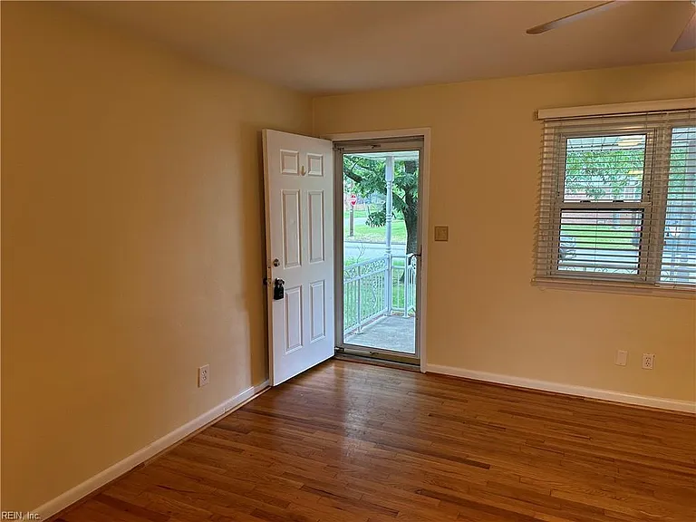 940 Redwood Cir — Photo 8
