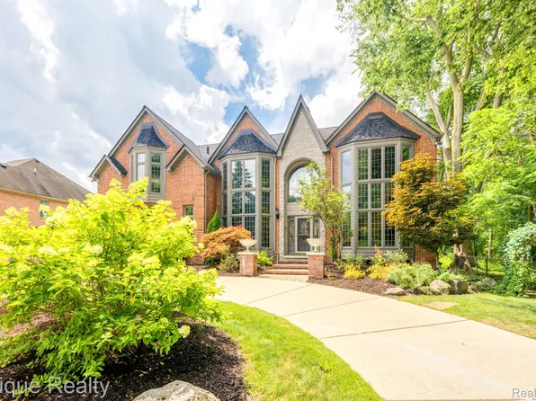 865 Lakewood Dr, Rochester Hills, MI 48309