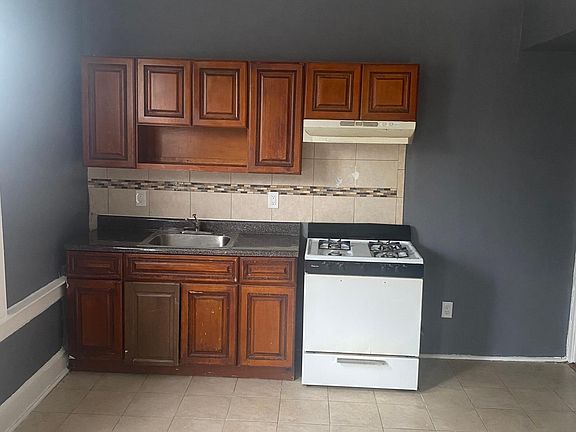 2nd image of 57 Fabyan Pl APT 2L