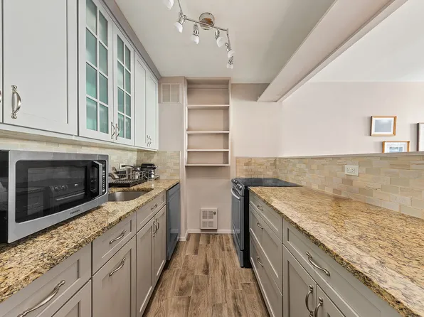 680 Washington Street 1B image 3 of 10