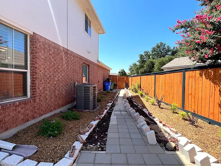 2106 Huxley Ln — Photo 33