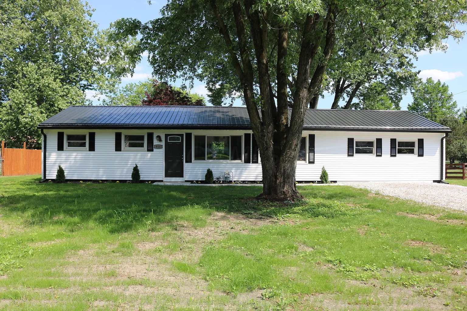 916 Fieldson Dr photo 1