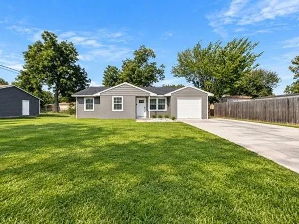 201 Inwood Ln, Highlands, TX 77562