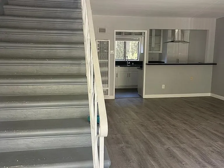 1105 S Barrington Ave — Photo 15