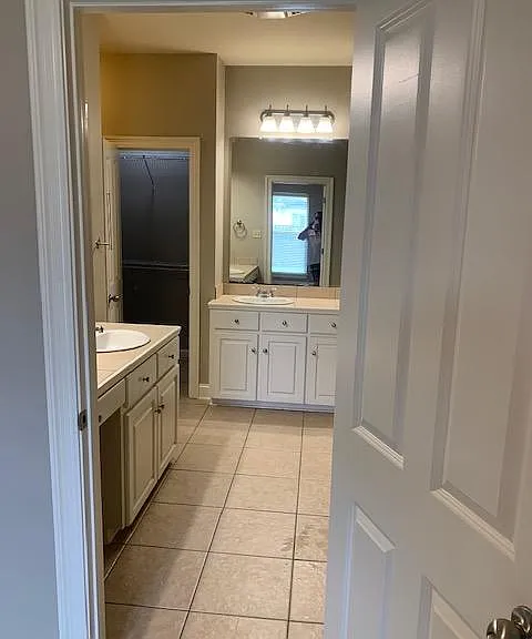 Master bath with 2 sinks