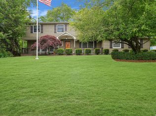 2 Sullivan Ct, Mount Sinai, NY 11766