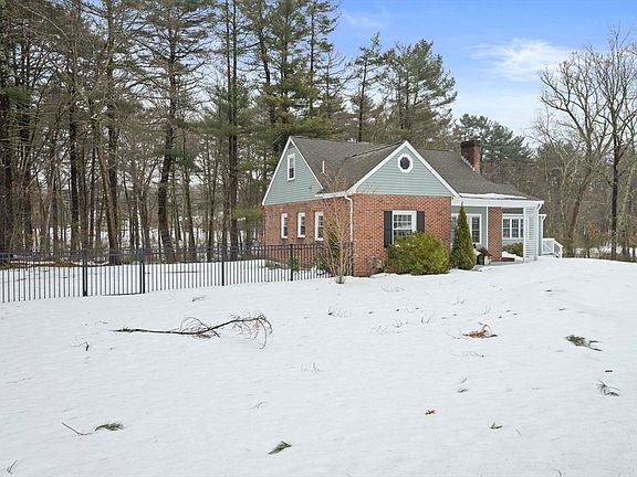 4th image of 461 Maple St