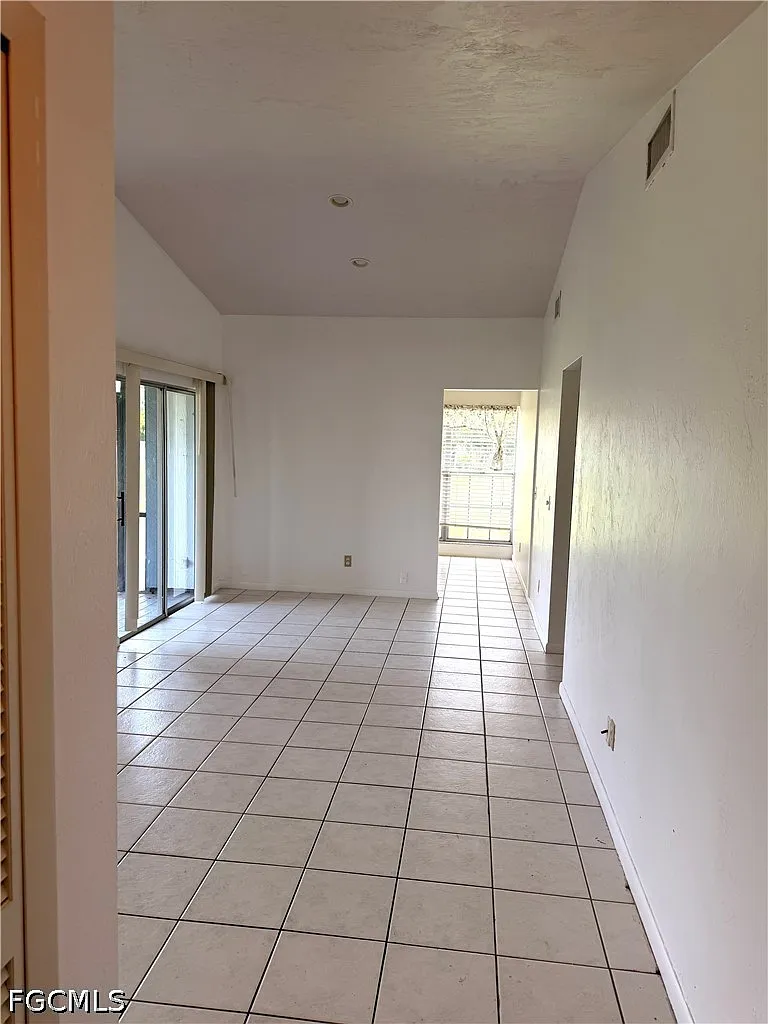 2 bed, 2.0 bath, 1004 sqft, $1,300 — Photo 3