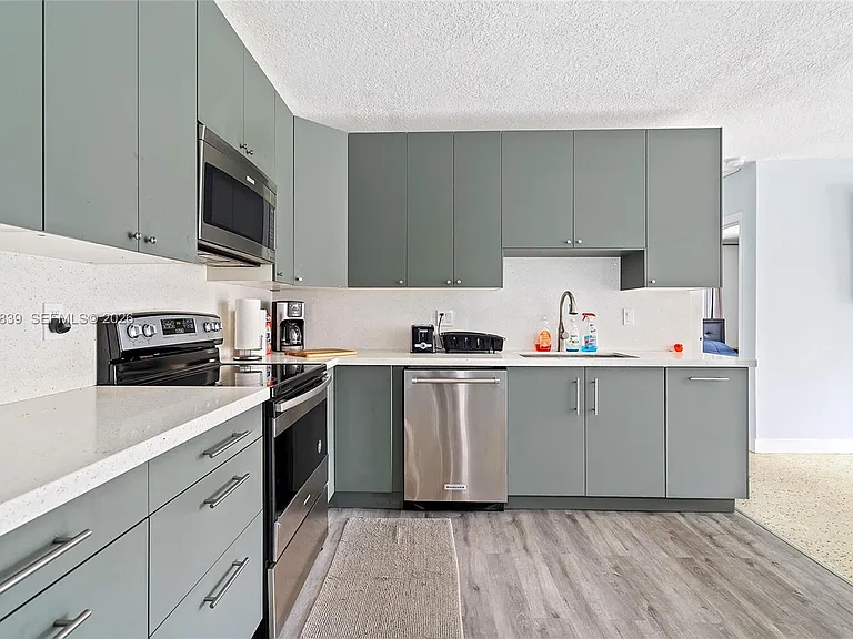 644 SW 7th Ct — Photo 16