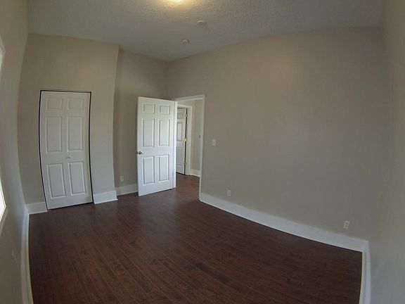 Middle Bedroom off of the hallway