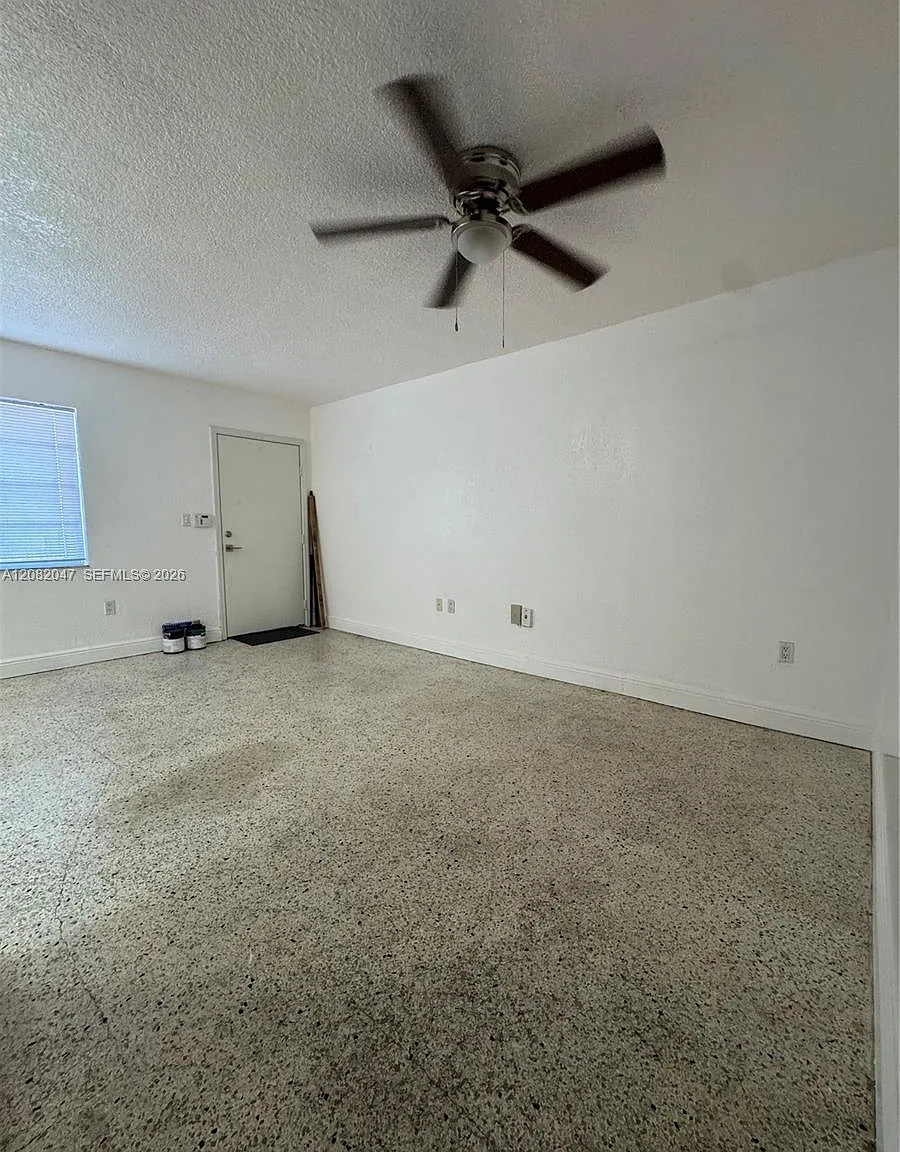 Fifth Avenue Condo — Photo 3