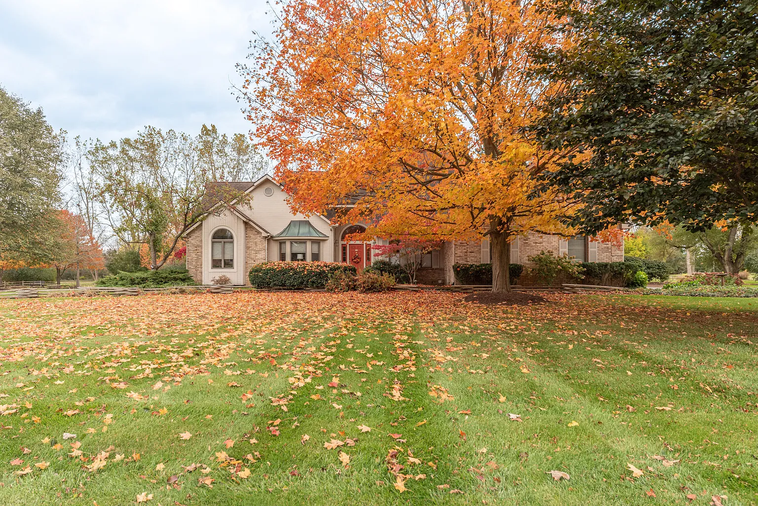 3195 Golfview Dr photo 1