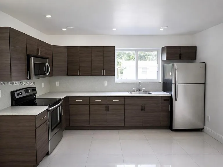 552 NE 61st St #6 — Photo 2