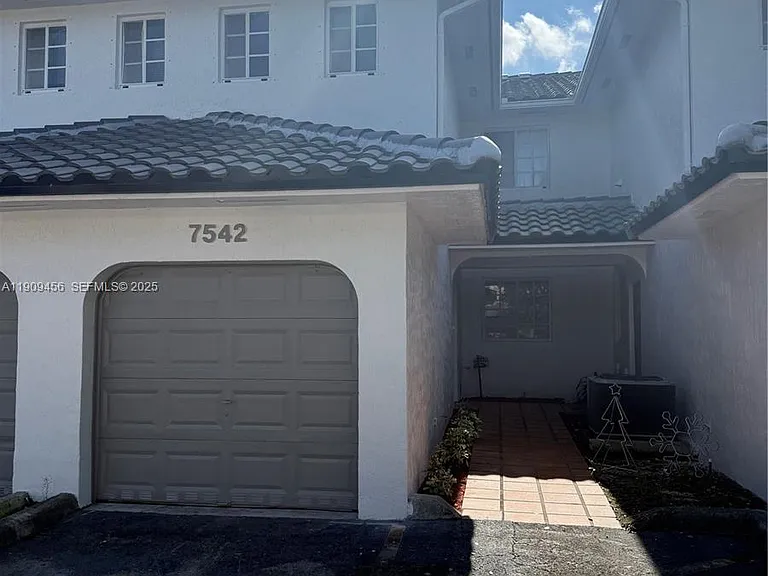 7542 NW 175th St — Photo 6