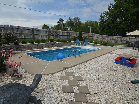 5th image of 833 NW Valley Woods Dr