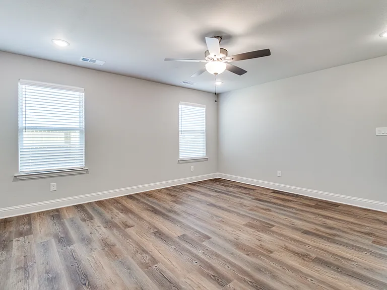 2806 Clover Dr — Photo 12