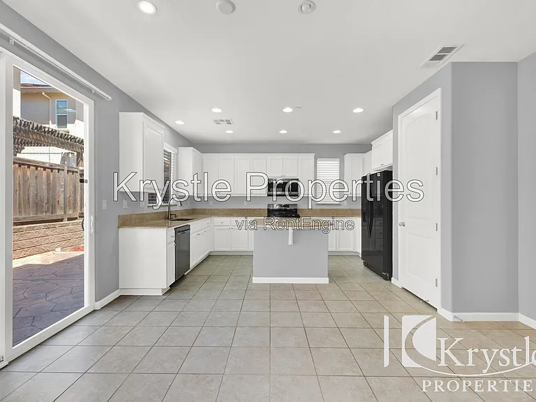 1649 Roma Dr — Photo 11