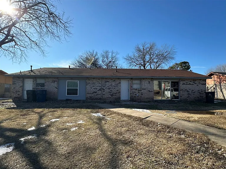 1106 Yukon Dr — Photo 2