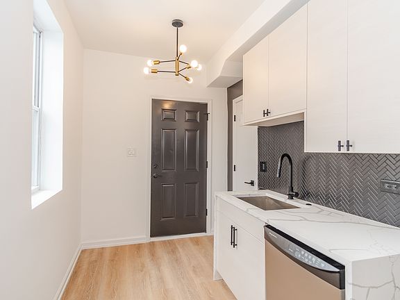 2nd image of 1330 N Artesian Ave APT 1R