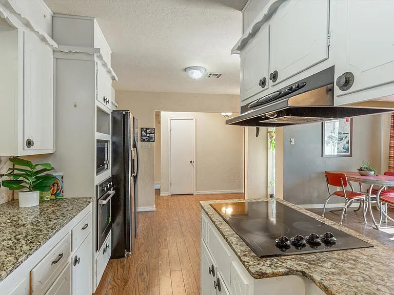 2905 NW Templeton Ter — Photo 11