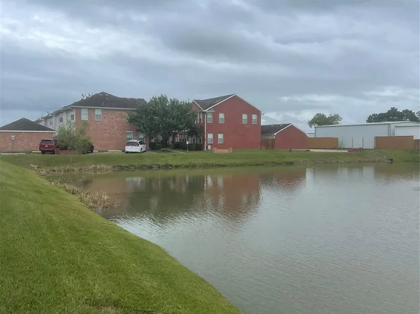 2117 Kemah Village Dr, Kemah, TX 77565