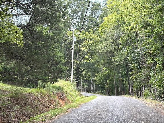 4th image of 884 Riverside Dr