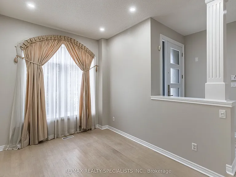 2115 Pinevalley Cres — Photo 8