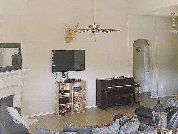 3rd image of 5909 Comanche Peak Dr