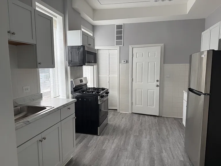 2429 W Division St #3R — Photo 5
