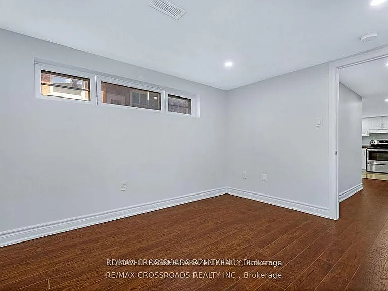 2095 Haig Dr #BASEMENT — Photo 2