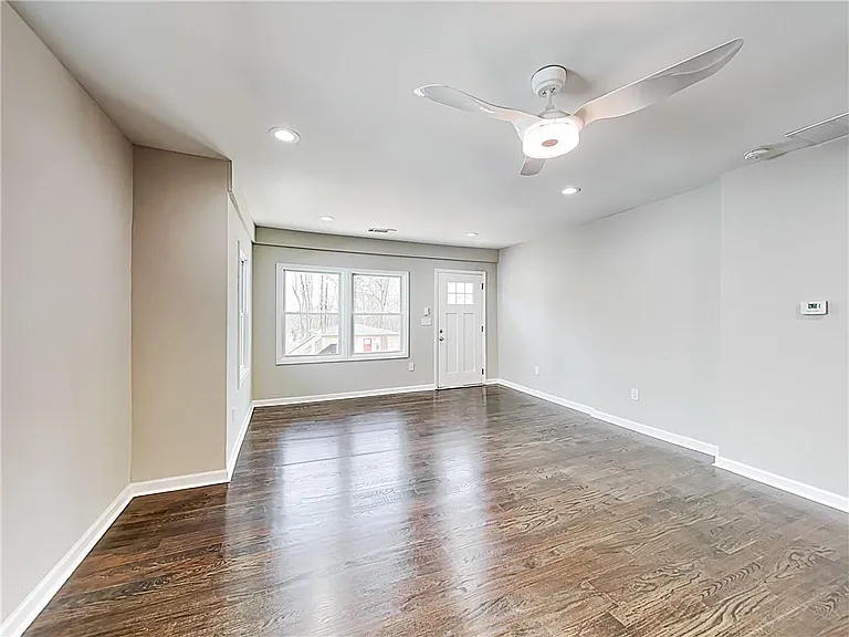 492 Elbridge Dr NW — Photo 2