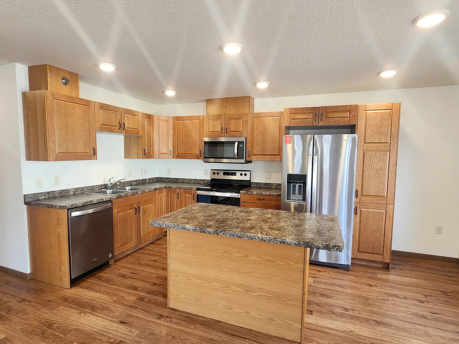 2 bed, 900 sqft, $1,235 — Photo 4