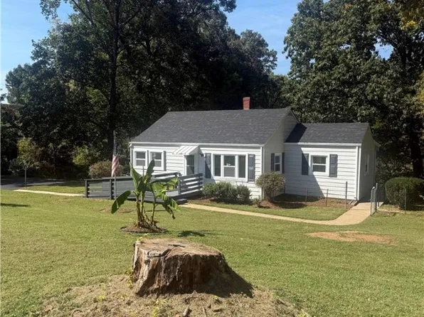 1207 W Osborn Rd, Farmville, VA 23901