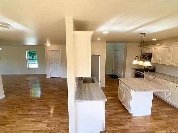 3rd image of 61 Samsondale Ave
