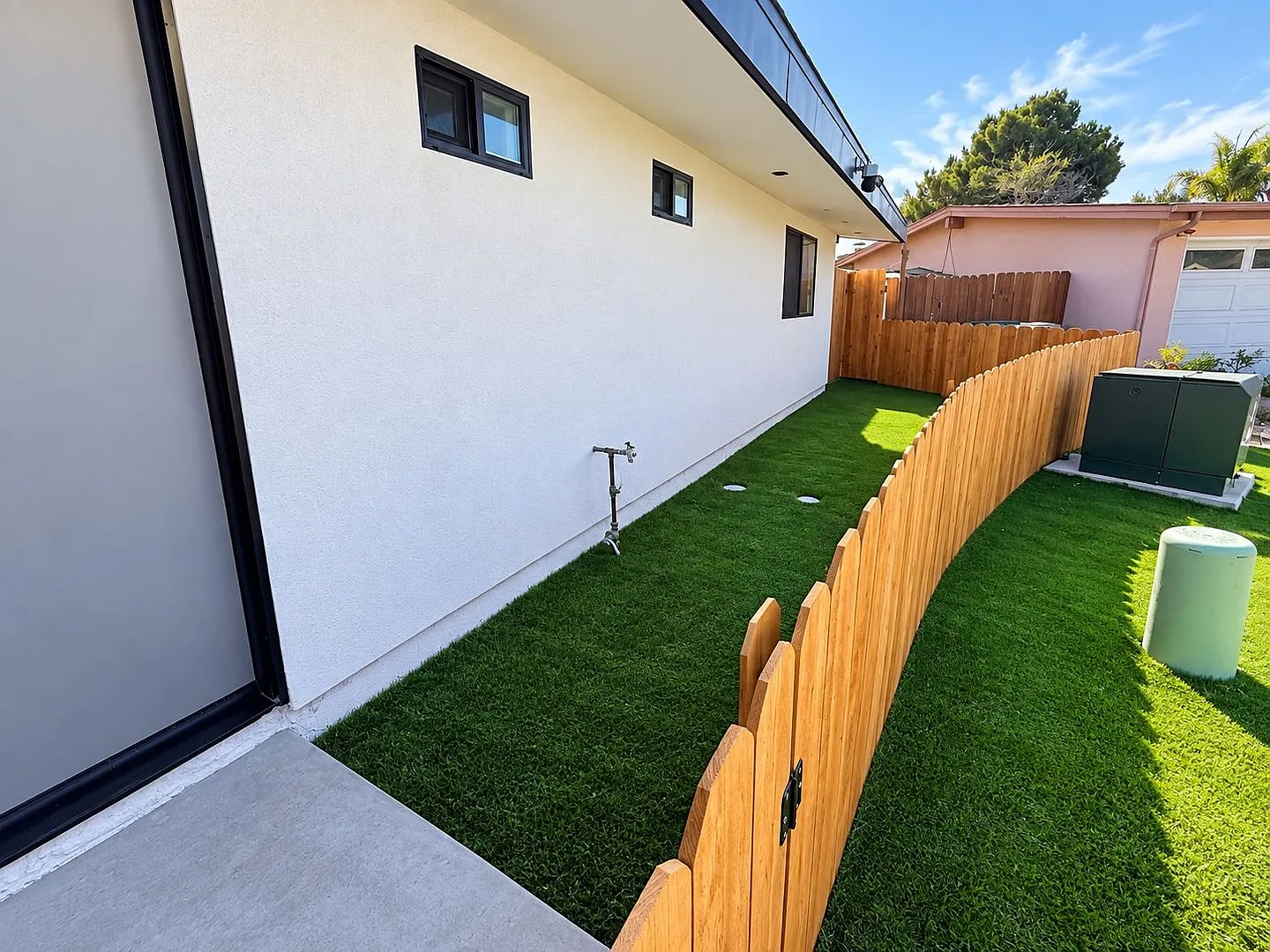 Modern 3-Bedroom, 2-Bathroom Home with Private Fenced Yards — Photo 2