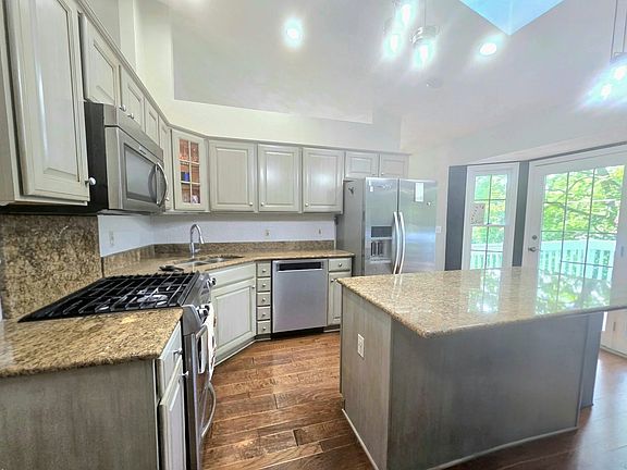 3rd image of 702 Meadow Crossing Trl