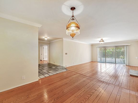 3rd image of 727 Alvina Ct