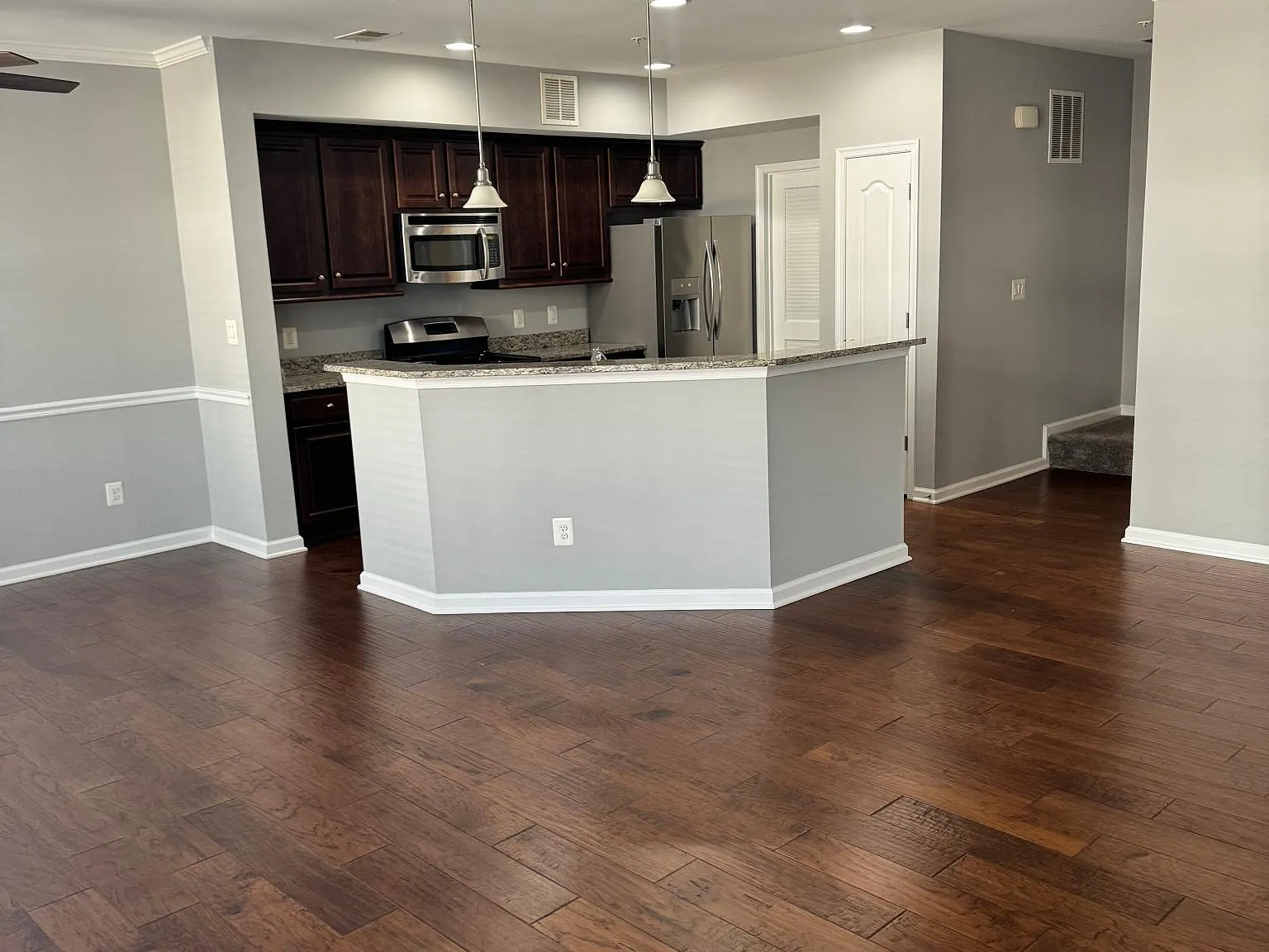 3 bed, 2194 sqft, $2,950 — Photo 2
